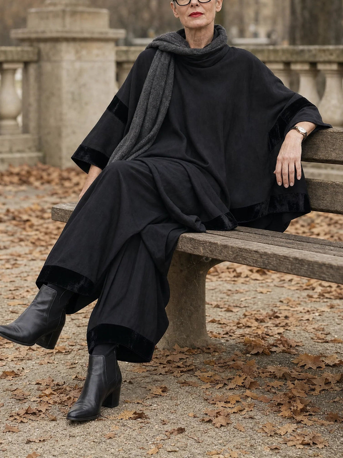 Pilar Conjunto Negro con Ribete de Terciopelo, Manga Murciélago Asimétrica y Pantalón Ancho