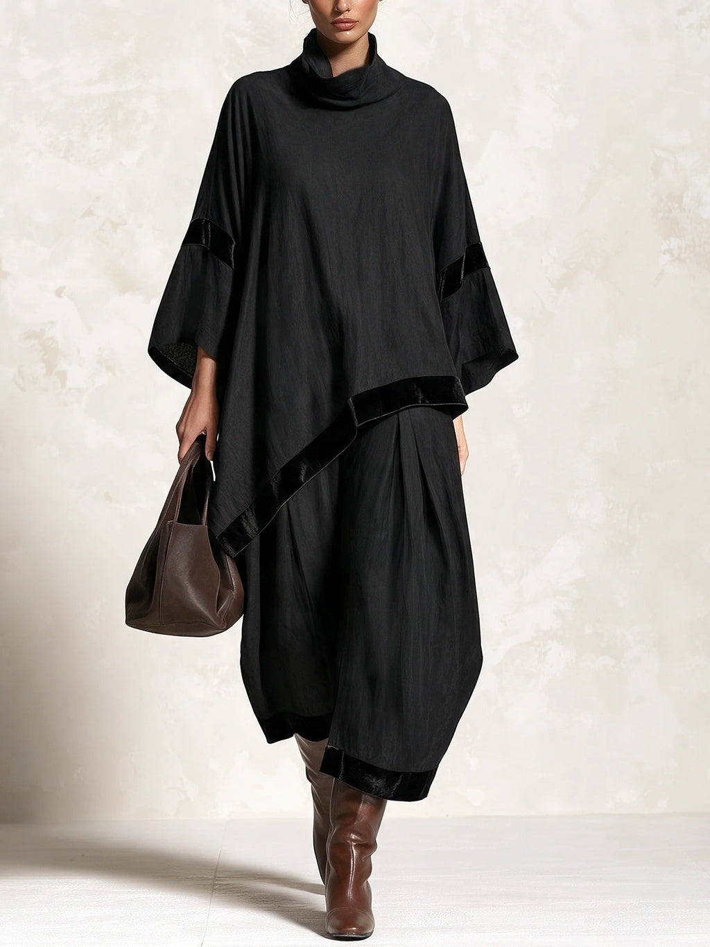 Pilar Conjunto Negro con Ribete de Terciopelo, Manga Murciélago Asimétrica y Pantalón Ancho