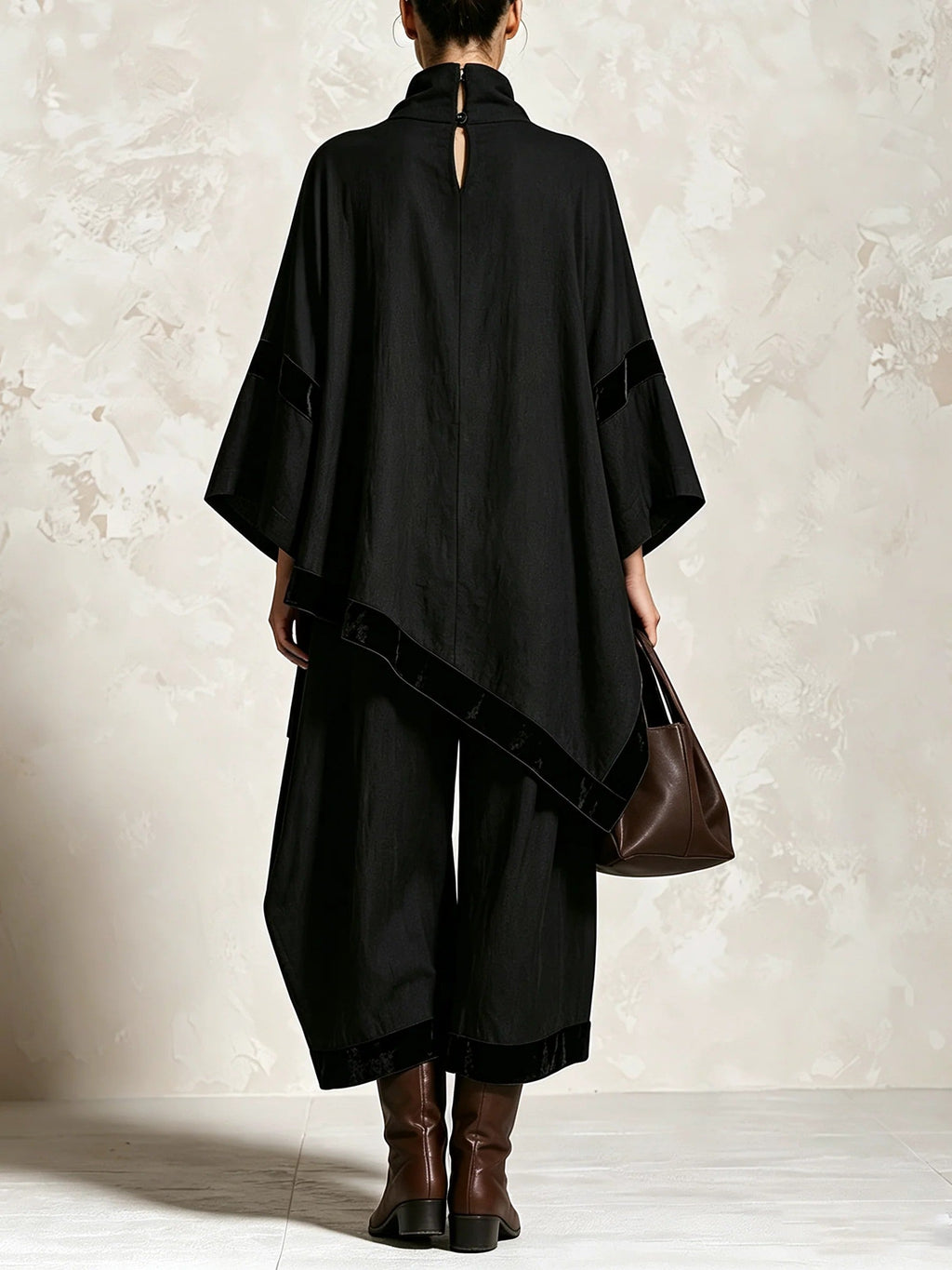 Pilar Conjunto Negro con Ribete de Terciopelo, Manga Murciélago Asimétrica y Pantalón Ancho