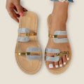 Sandalias Planas con Detalle Metálico y Suela de Yute