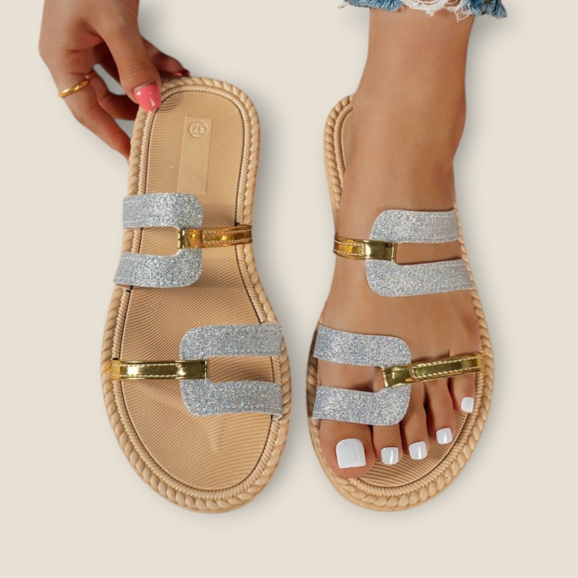 Sandalias Planas con Detalle Metálico y Suela de Yute