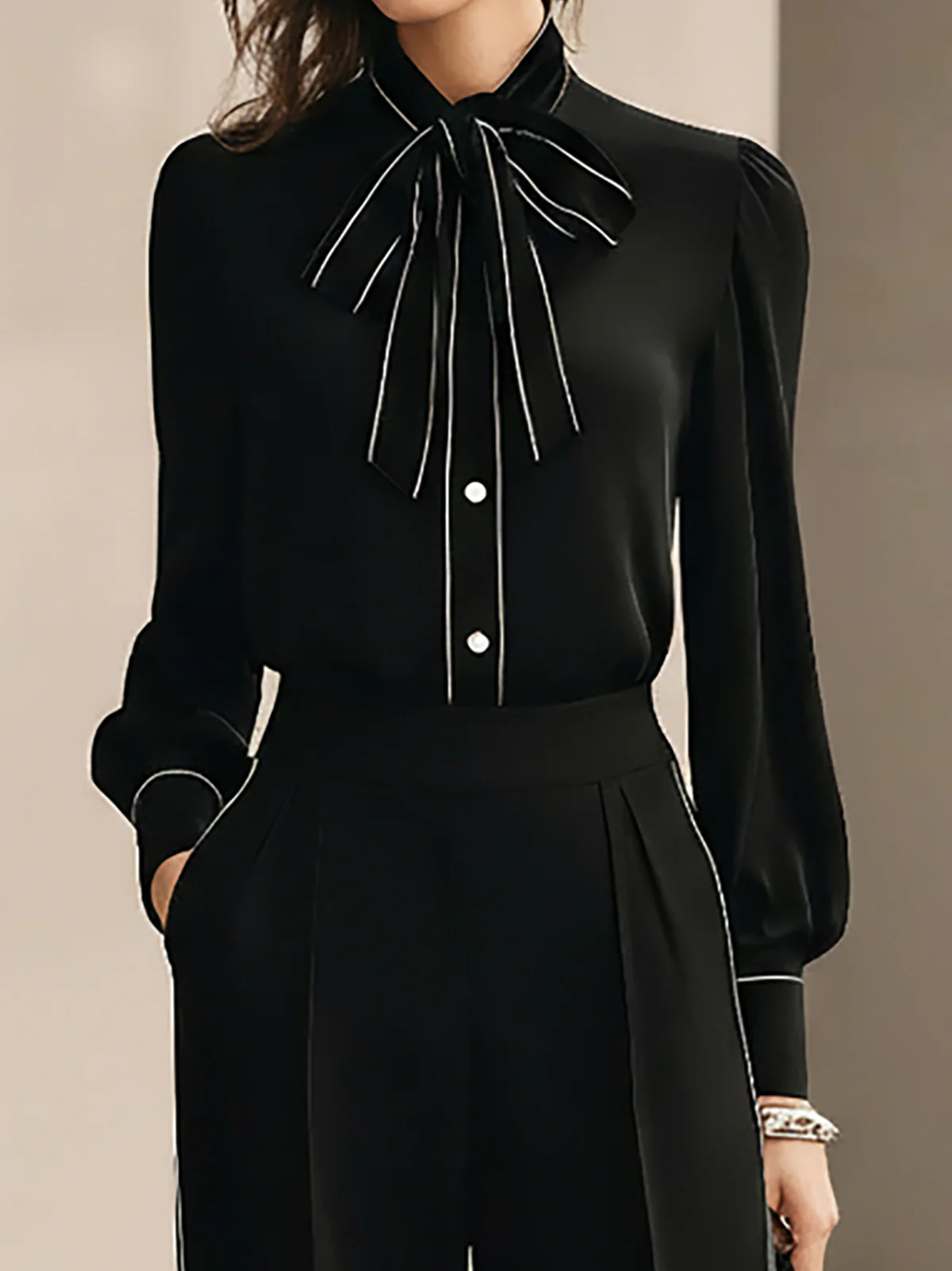 Ana Conjunto de Dos Piezas: Blusa Negra con Lazo y Ribete Blanco y Pantalón Ancho
