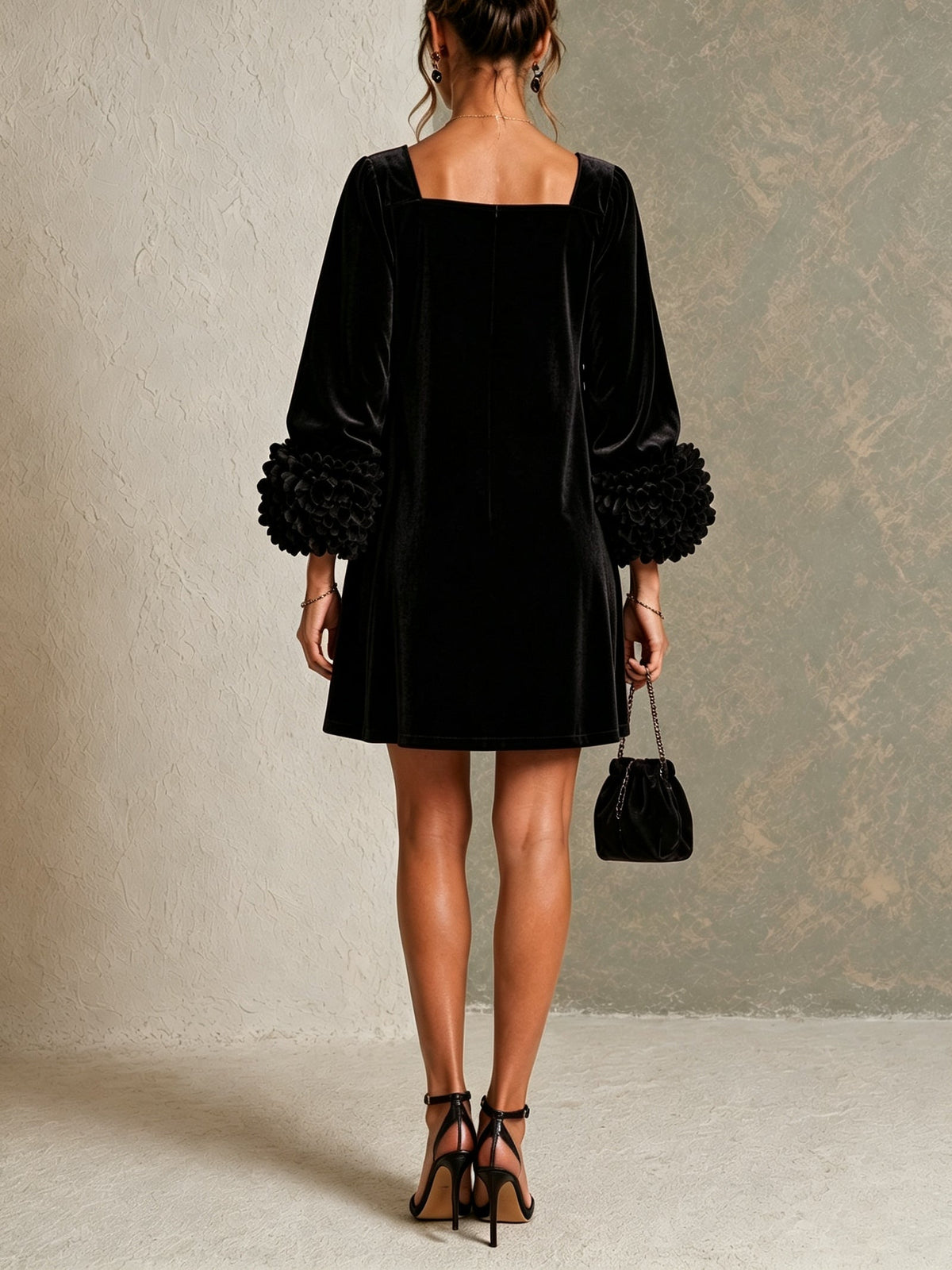 Carolina Vestido Corto de Terciopelo Negro con Botones Delanteros y Puños Florales Llamativos