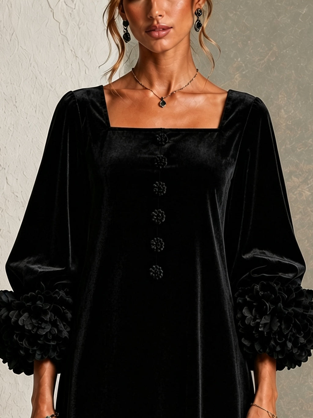 Carolina Vestido Corto de Terciopelo Negro con Botones Delanteros y Puños Florales Llamativos