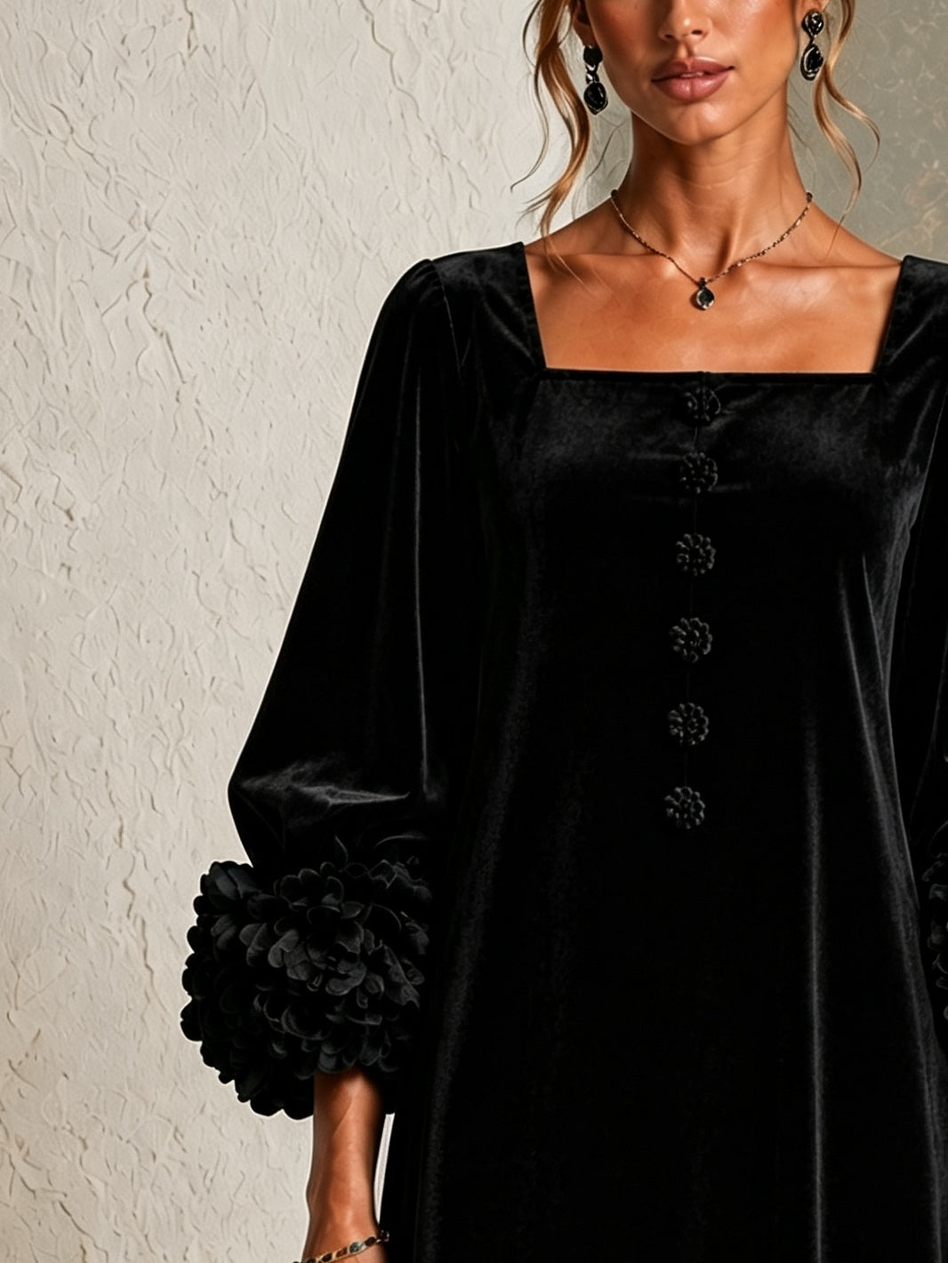 Carolina Vestido Corto de Terciopelo Negro con Botones Delanteros y Puños Florales Llamativos