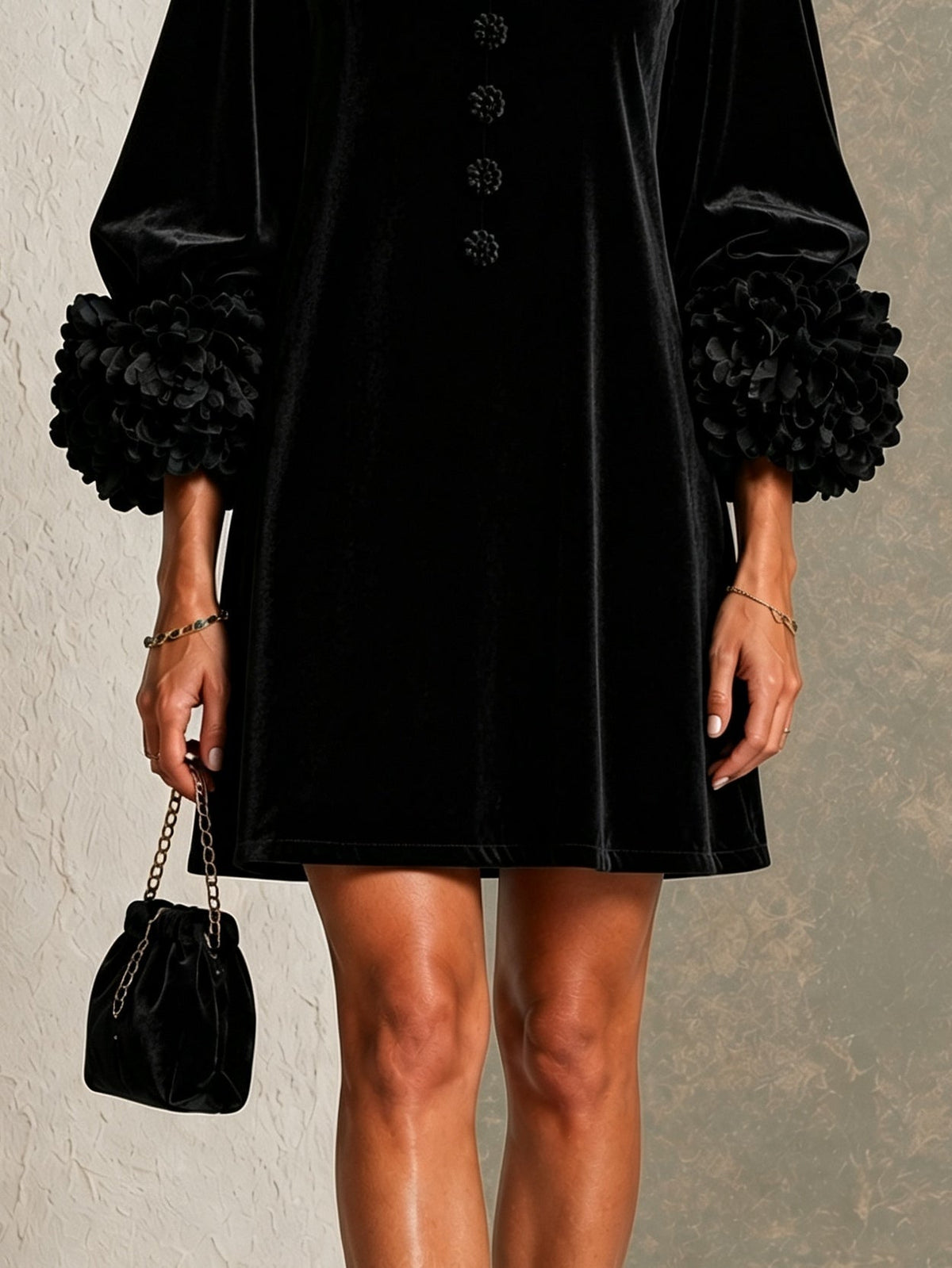 Carolina Vestido Corto de Terciopelo Negro con Botones Delanteros y Puños Florales Llamativos