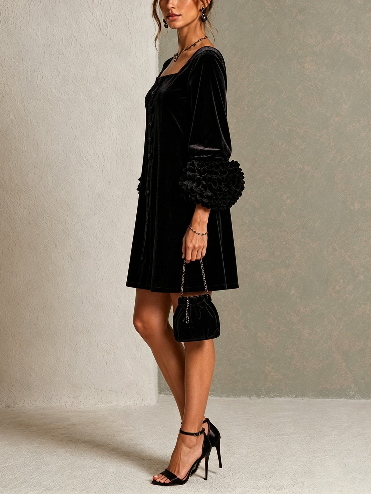 Carolina Vestido Corto de Terciopelo Negro con Botones Delanteros y Puños Florales Llamativos