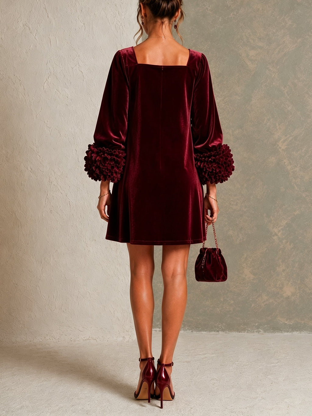 Paula Vestido Corto de Terciopelo Burdeos con Botones Delanteros y Puños Florales Llamativos