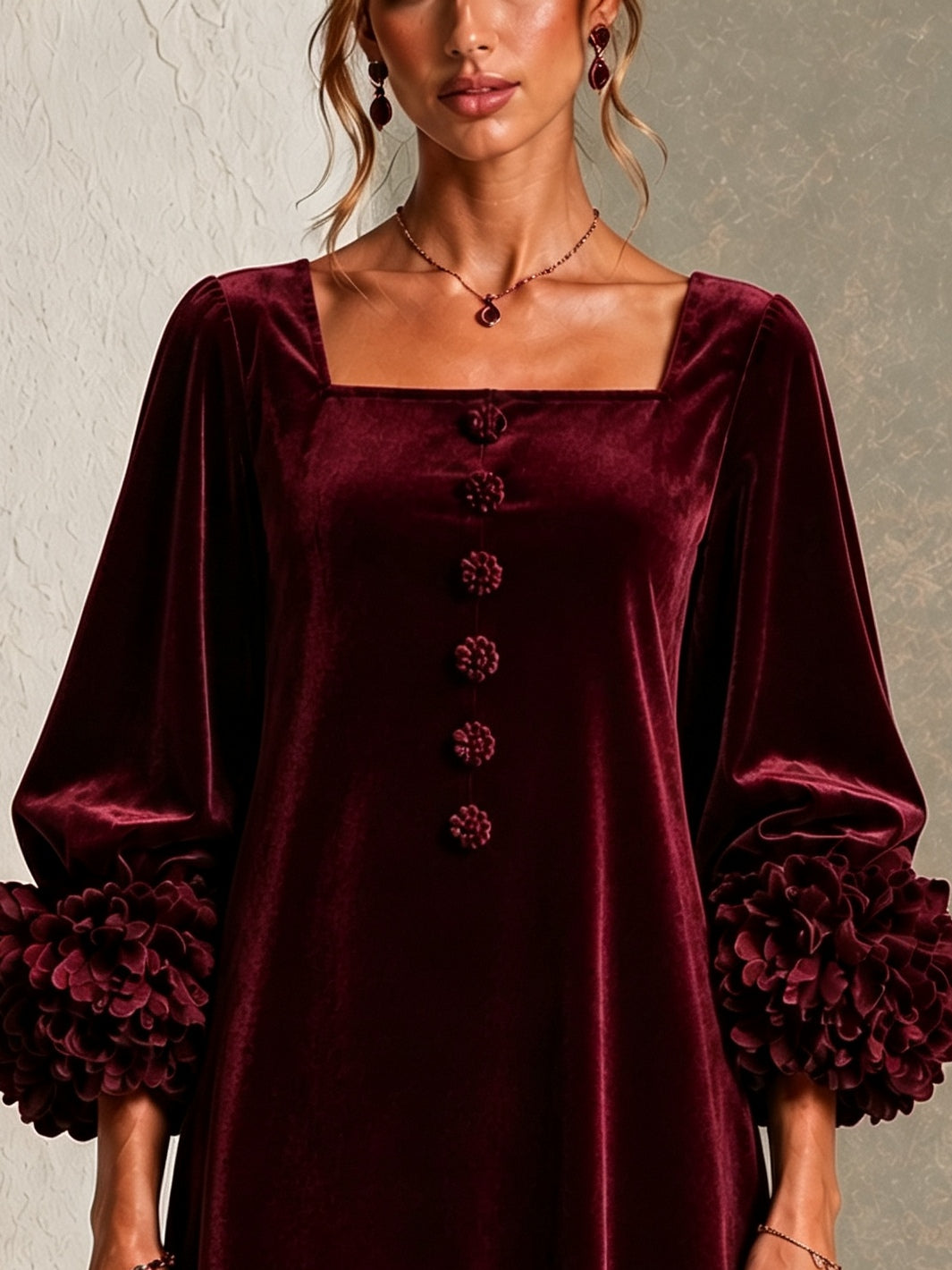 Paula Vestido Corto de Terciopelo Burdeos con Botones Delanteros y Puños Florales Llamativos