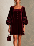 Paula Vestido Corto de Terciopelo Burdeos con Botones Delanteros y Puños Florales Llamativos