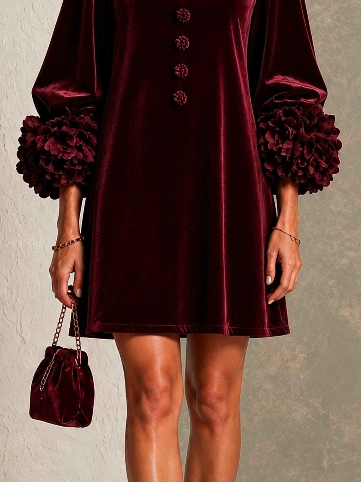 Paula Vestido Corto de Terciopelo Burdeos con Botones Delanteros y Puños Florales Llamativos