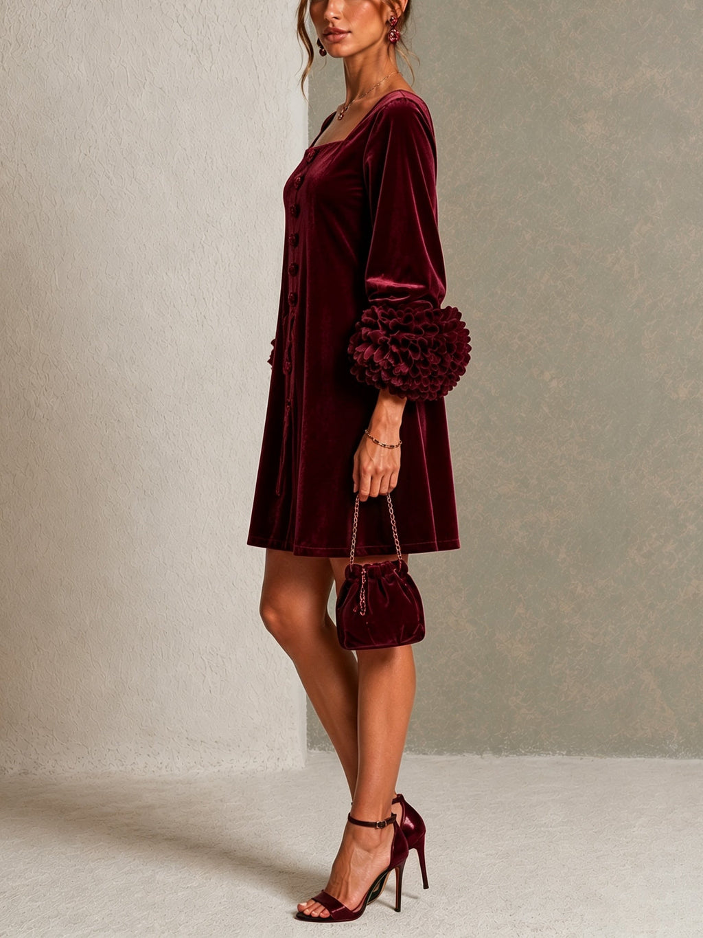 Paula Vestido Corto de Terciopelo Burdeos con Botones Delanteros y Puños Florales Llamativos