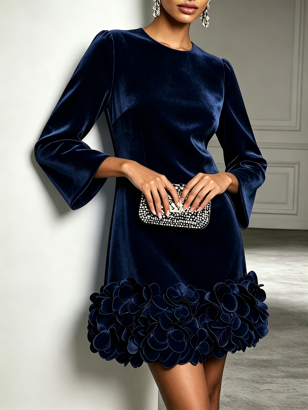 Laura Vestido Corto de Terciopelo Azul Marino con Cuello Redondo y Llamativos Detalles Florales