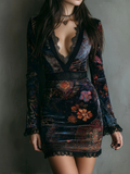 Joanna Vestido Corto Ajustado de Terciopelo con Estampado Floral y Cuello en V