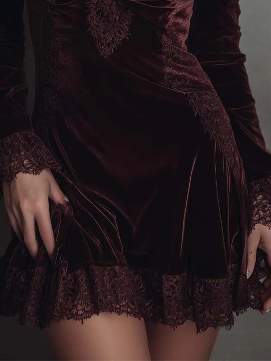 Julia Vestido Corto de Terciopelo Burdeos con Ribete de Encaje y Cuello en V
