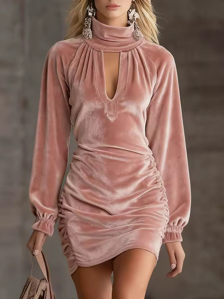 Raquel Vestido Corto de Terciopelo Fruncido con Cuello Alto y Escote Cutout