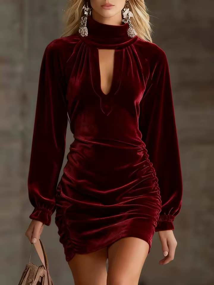 Raquel Vestido Corto de Terciopelo Fruncido con Cuello Alto y Escote Cutout