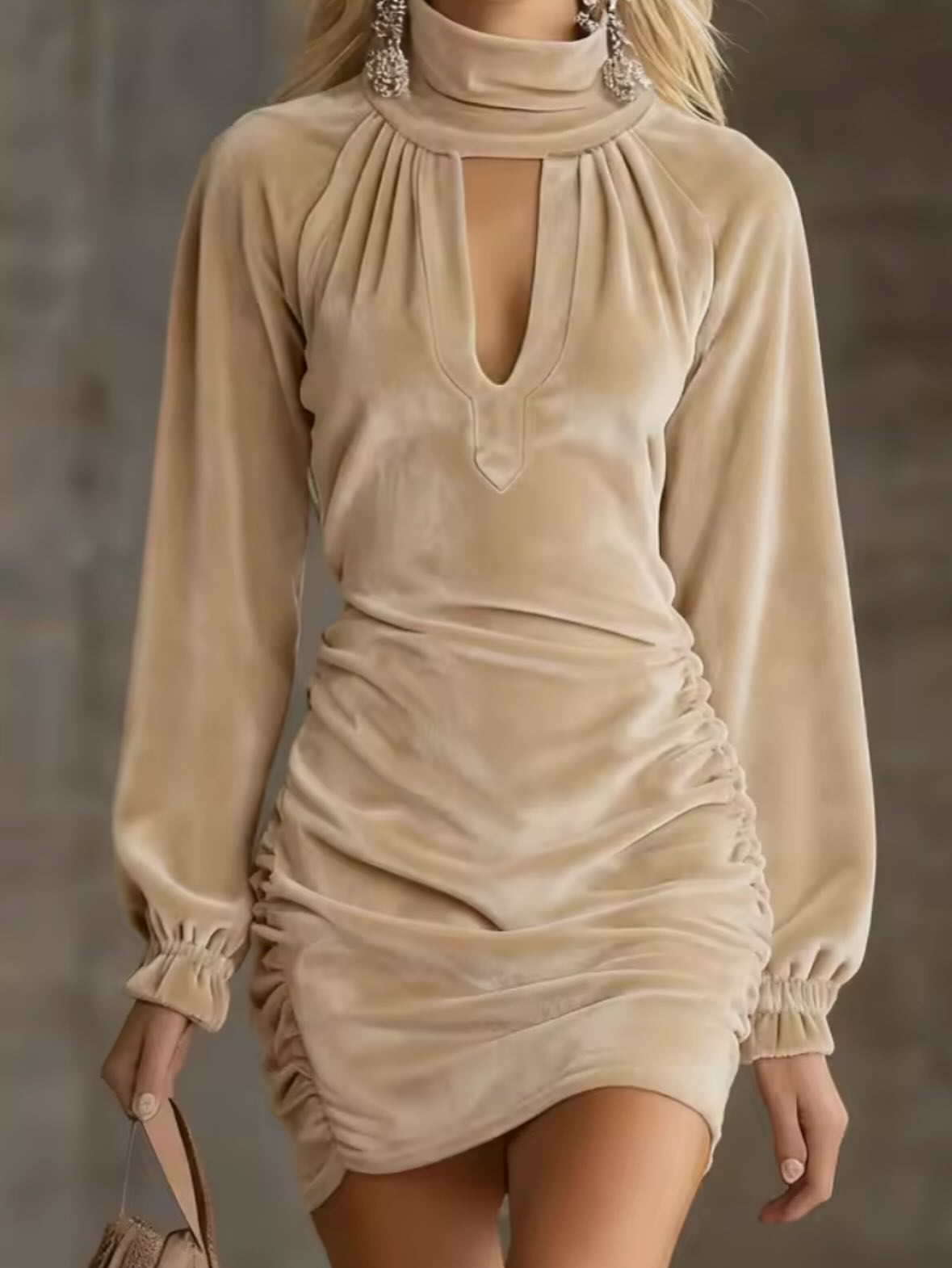 Raquel Vestido Corto de Terciopelo Fruncido con Cuello Alto y Escote Cutout
