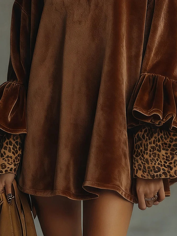 Valeria Vestido Corto de Terciopelo con Puños de Leopardo y Mangas con Volantes