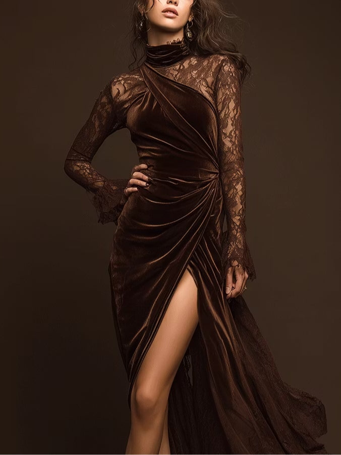 Marisol Vestido Maxi de Terciopelo Marrón con Cuello Alto, Paneles de Encaje y Abertura Lateral