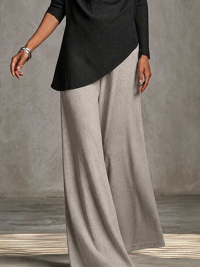 Javiera Conjunto de Dos Piezas: Top Negro Drapeado con Cuello Cowl y Hombros Descubiertos y Pantalón Ancho Gris Jaspeado Claro